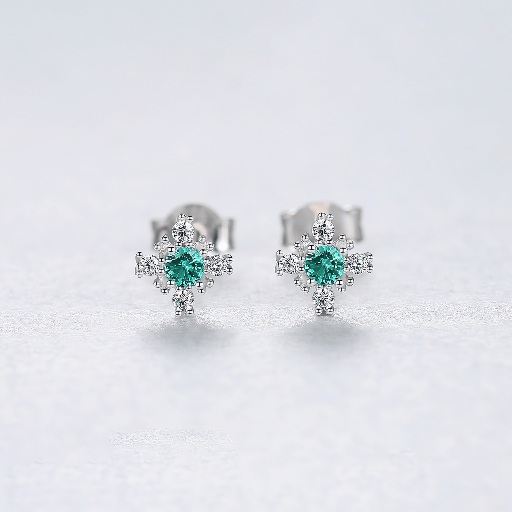 Boucles d'oreilles à clous florales en argent sterling 925 avec zircons – Design élégant et étincelant - NAFALUXE