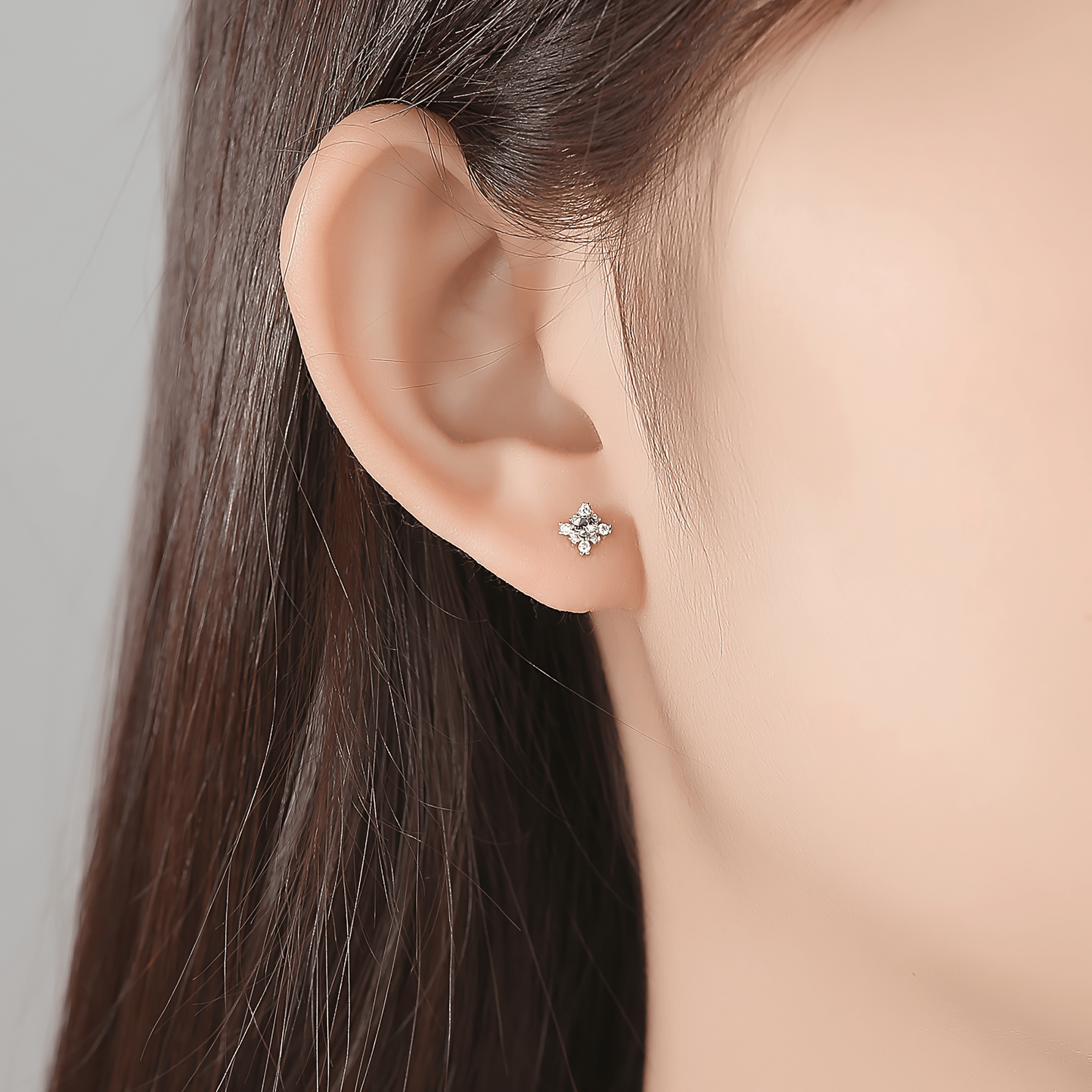 Boucles d'oreilles à clous florales en argent sterling 925 avec zircons – Design élégant et étincelant - NAFALUXE