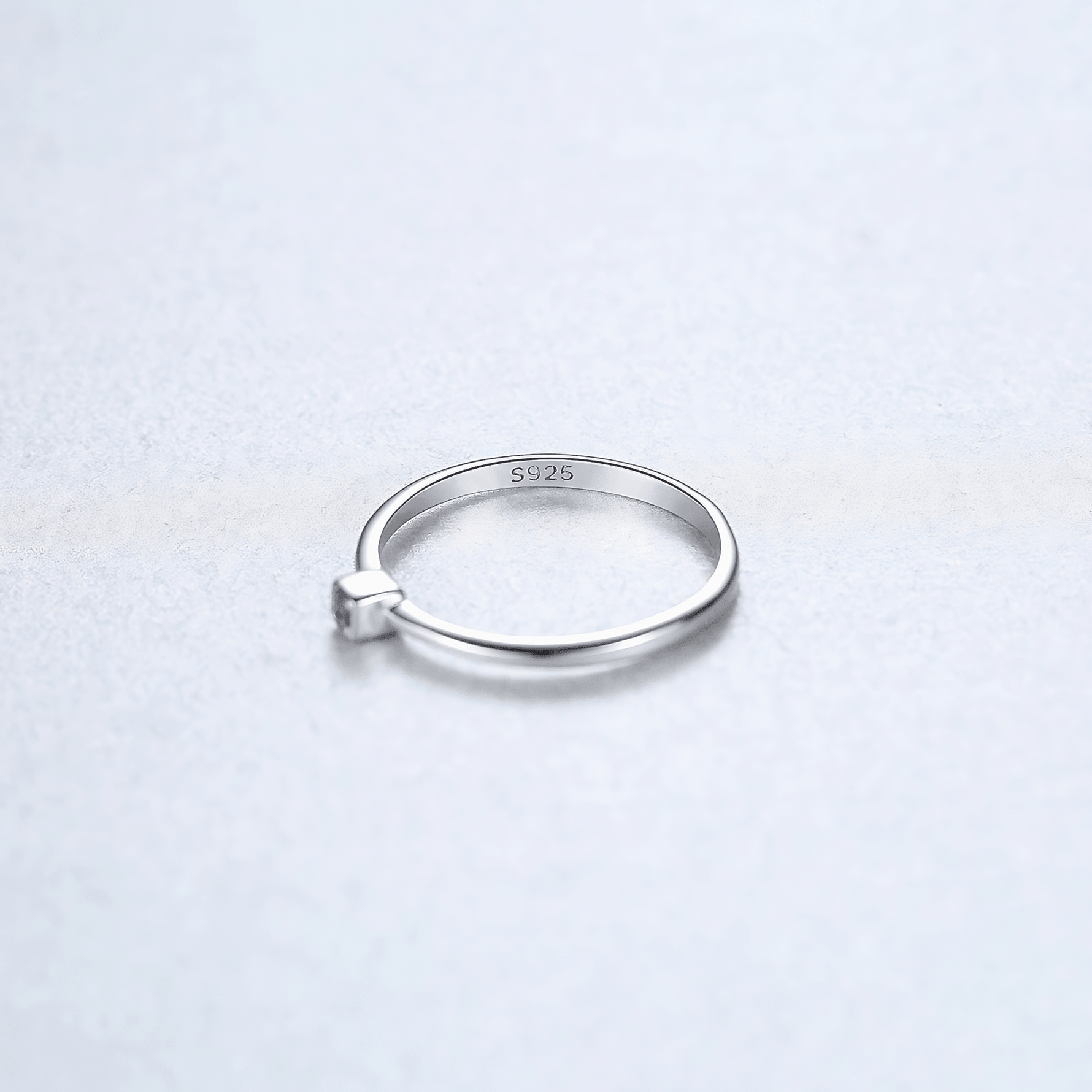 Bague minimaliste en argent sterling 925 avec zircon vert – Design élégant et modulable - NAFALUXE