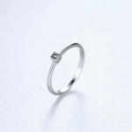 Bague minimaliste en argent sterling 925 avec zircon vert – Design élégant et modulable - NAFALUXE