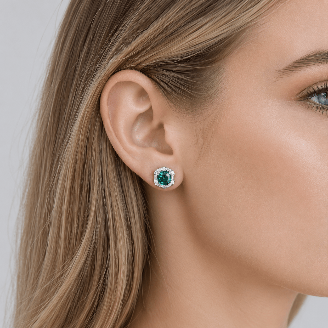 Orecchini a bottone in argento sterling 925 con pietra Formica verde smeraldo incorniciata da un halo - NAFALUXE