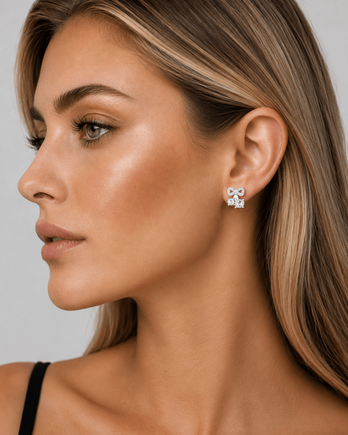 Boucles d'oreilles à clip en forme d'arc avec trio de zircons cubiques AAA - NAFALUXE