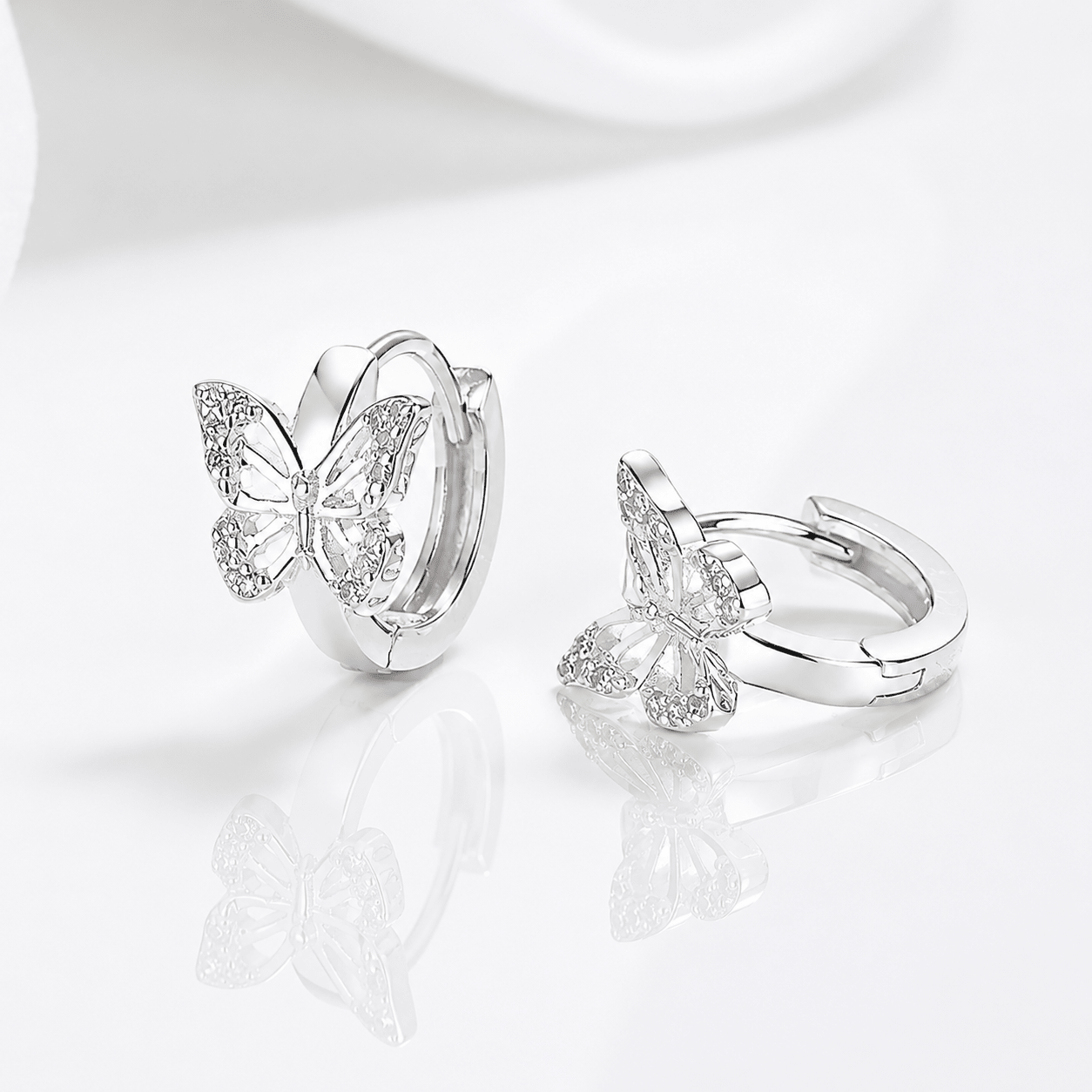 Boucles d'oreilles créoles « Butterfly Huggie » ornées de zircons cubiques AAA étincelants - NAFALUXE