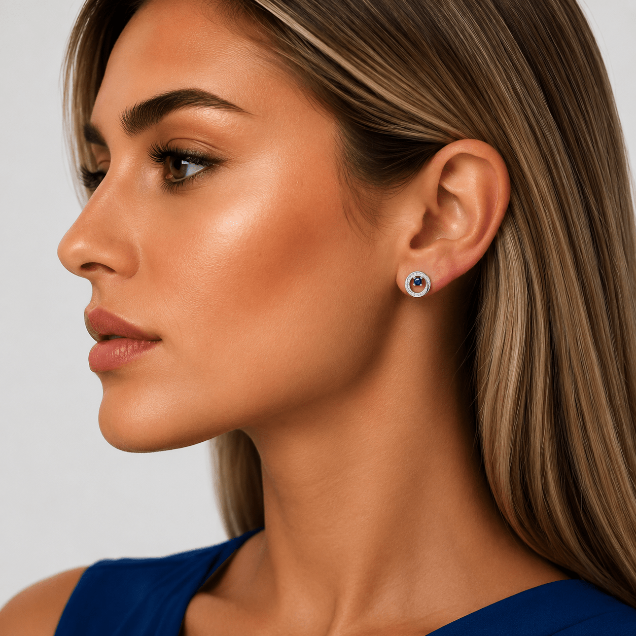 Boucles d'oreilles rondes avec zircone cubique bleue AAA au centre - NAFALUXE