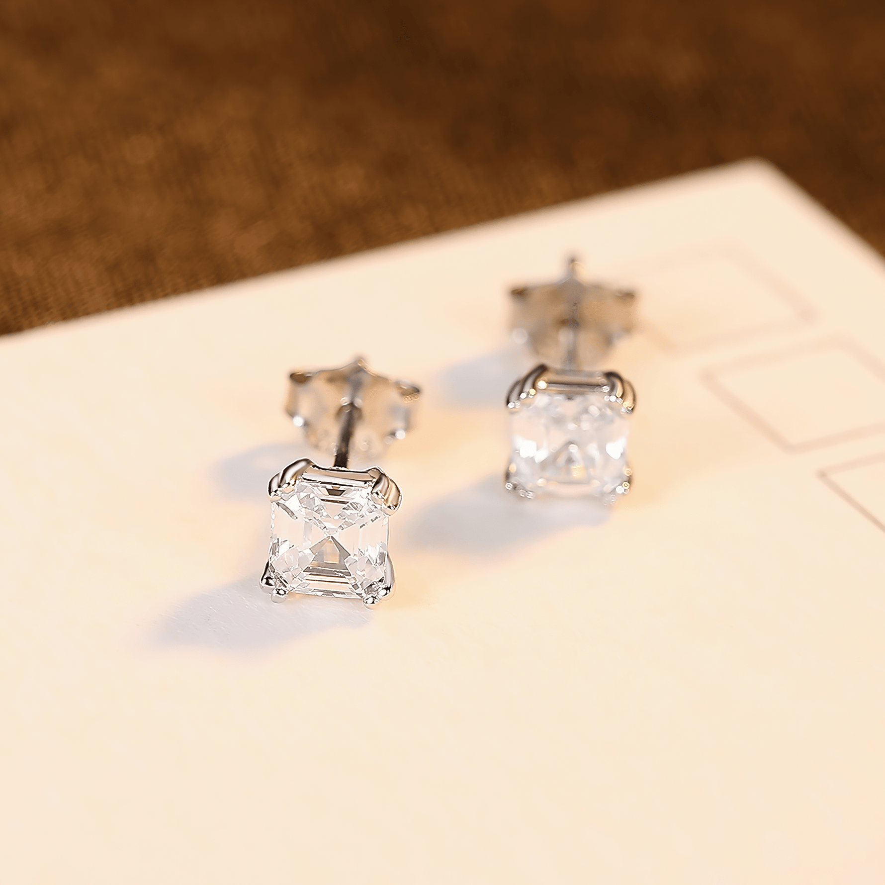 Boucles d'oreilles classiques en argent sterling avec zircone cubique taille émeraude - NAFALUXE
