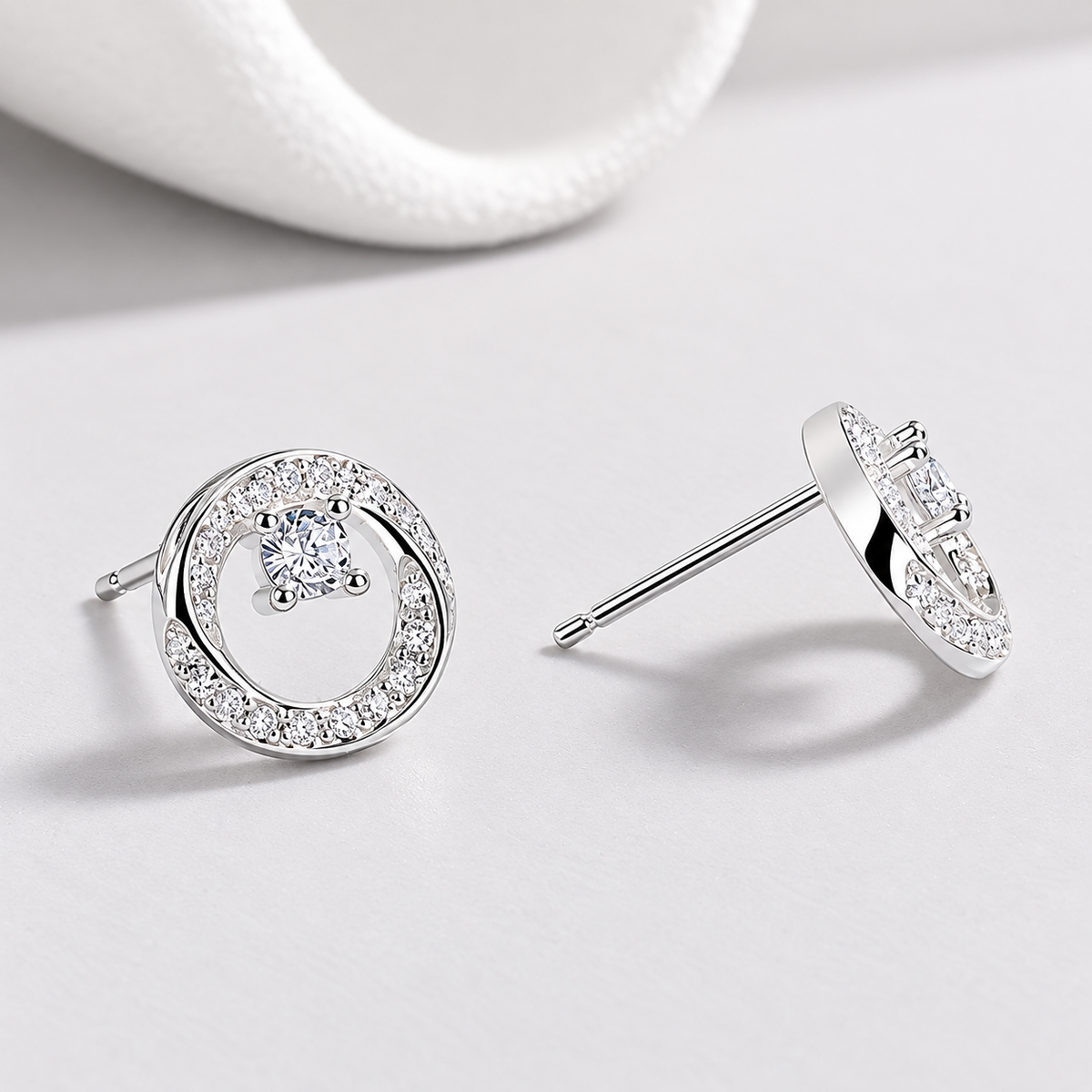 Boucles d'oreilles rondes ornées de touches de zircone cubique transparente de qualité AAA
