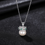 Collier élégant avec pendentif en forme de couronne orné de perles et de zircons verts - NAFALUXE