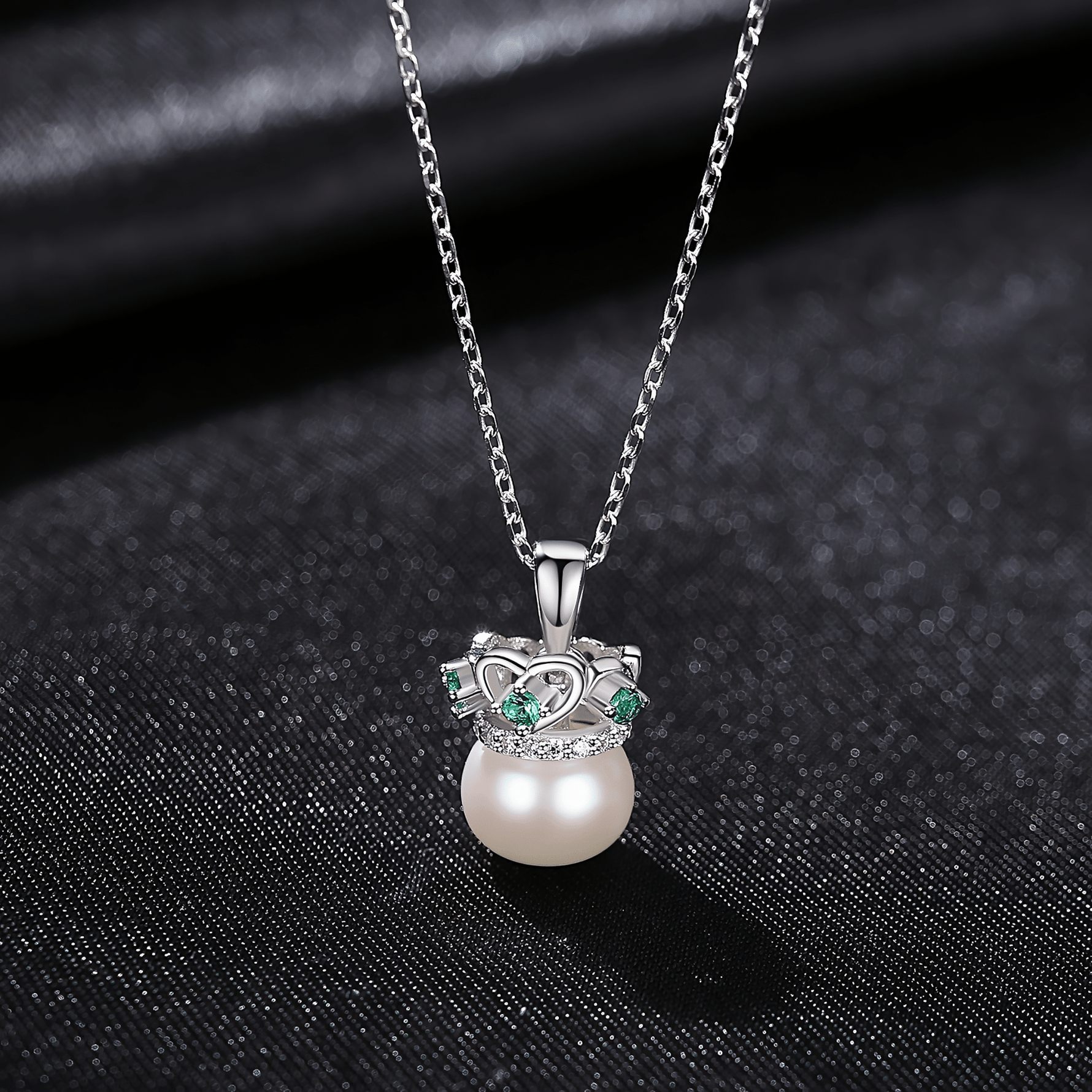 Collier élégant avec pendentif en forme de couronne orné de perles et de zircons verts - NAFALUXE