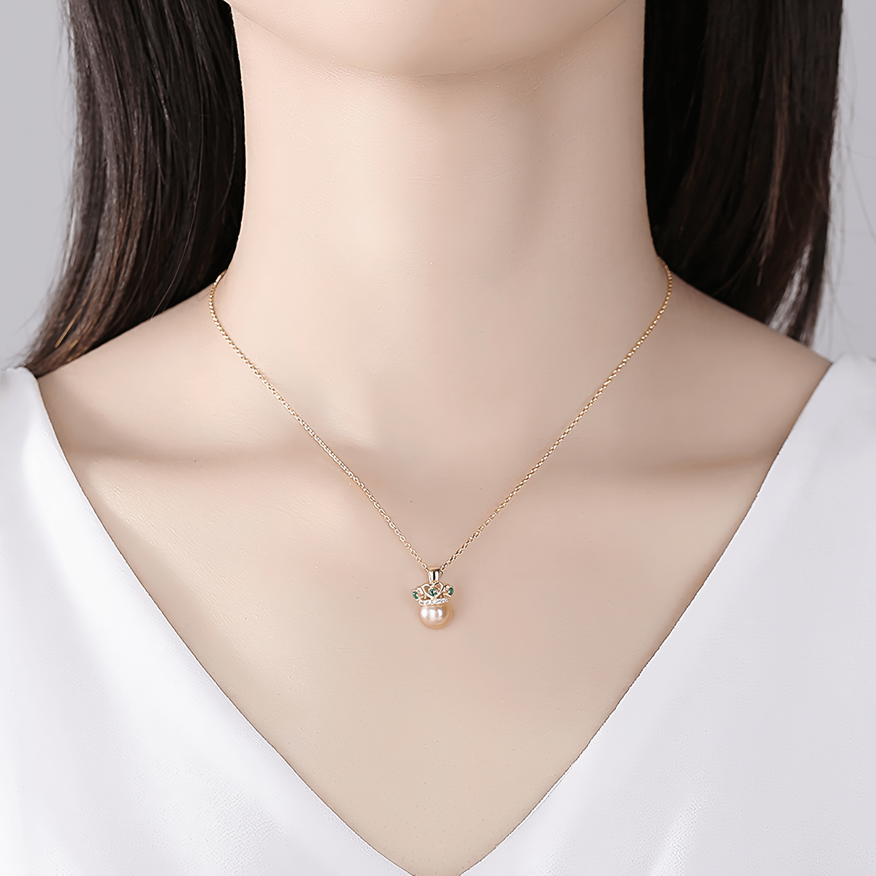 Collier élégant avec pendentif en forme de couronne orné de perles et de zircons verts - NAFALUXE