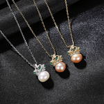 Collier élégant avec pendentif en forme de couronne orné de perles et de zircons verts - NAFALUXE