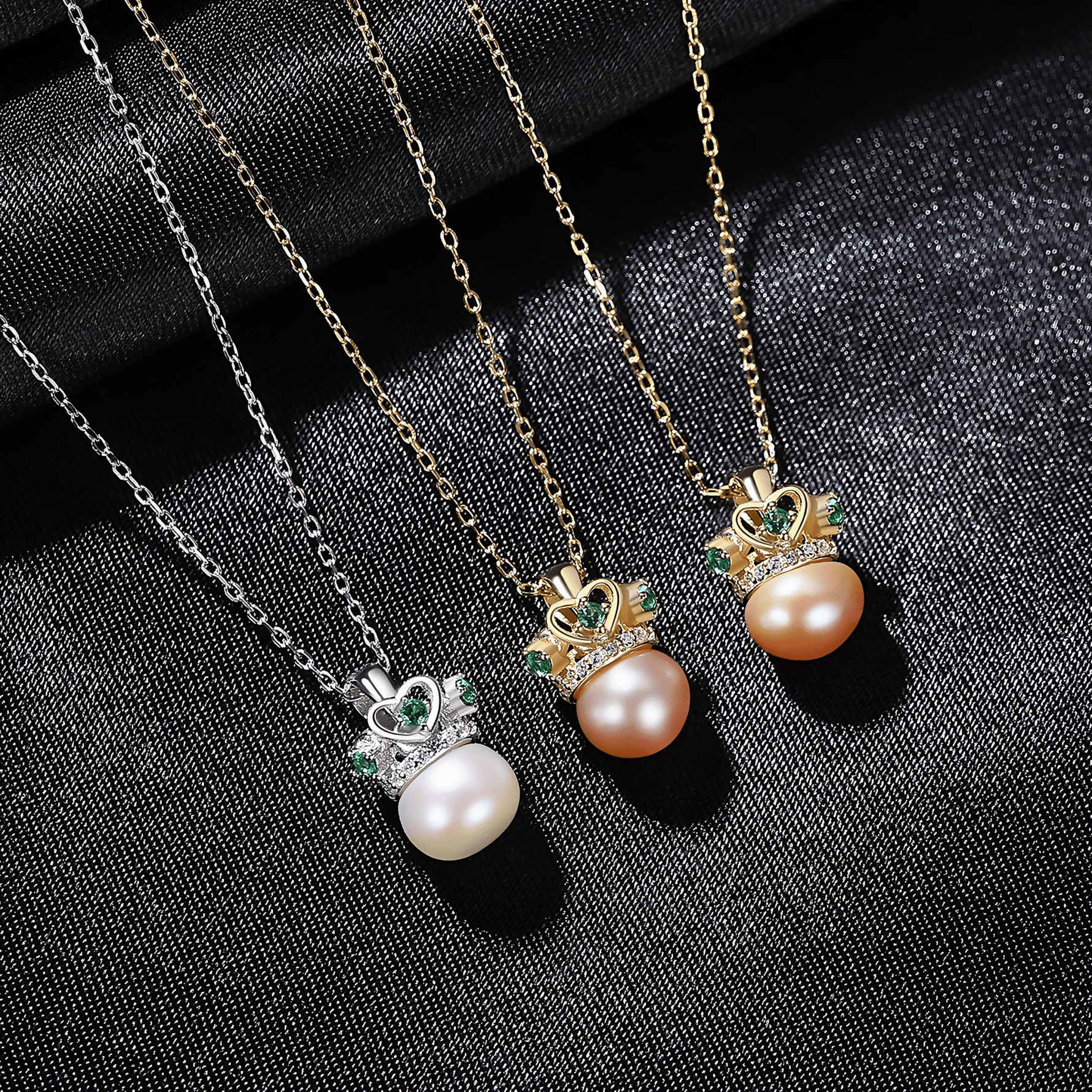 Collier élégant avec pendentif en forme de couronne orné de perles et de zircons verts - NAFALUXE