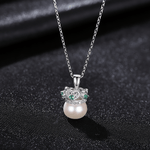 Collier élégant avec pendentif en forme de couronne orné de perles et de zircons verts - NAFALUXE