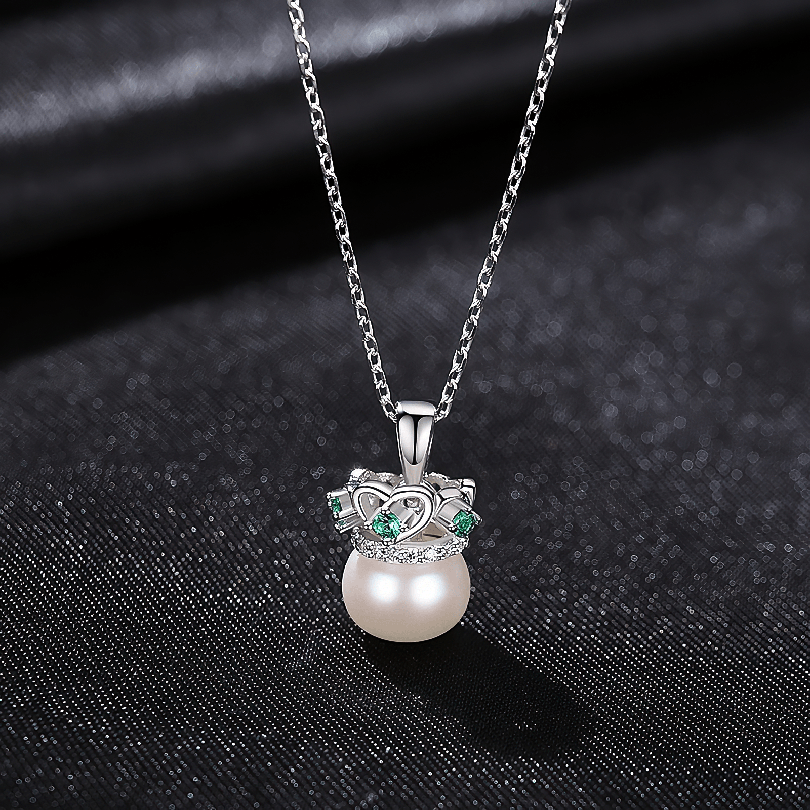 Collier élégant avec pendentif en forme de couronne orné de perles et de zircons verts - NAFALUXE