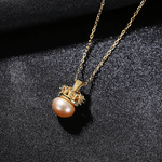Collier élégant avec pendentif en forme de couronne orné de perles et de zircons verts - NAFALUXE