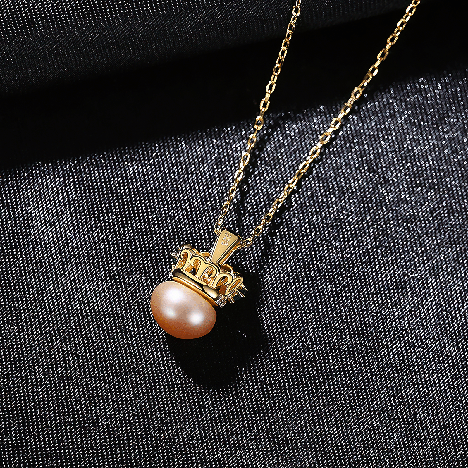 Collier élégant avec pendentif en forme de couronne orné de perles et de zircons verts - NAFALUXE