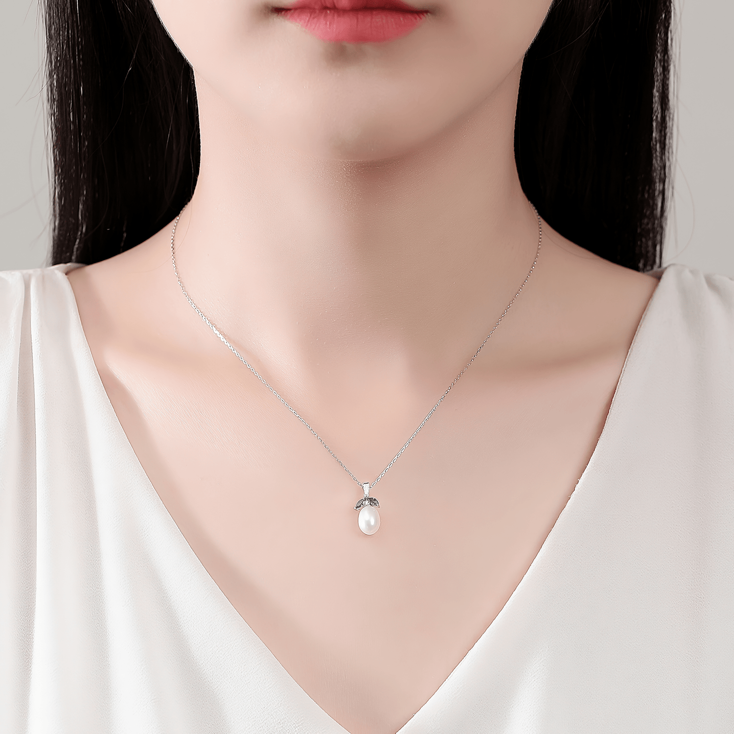 Elegante collana con pendente a perla e zirconi marquis verdi in argento sterling - NAFALUXE