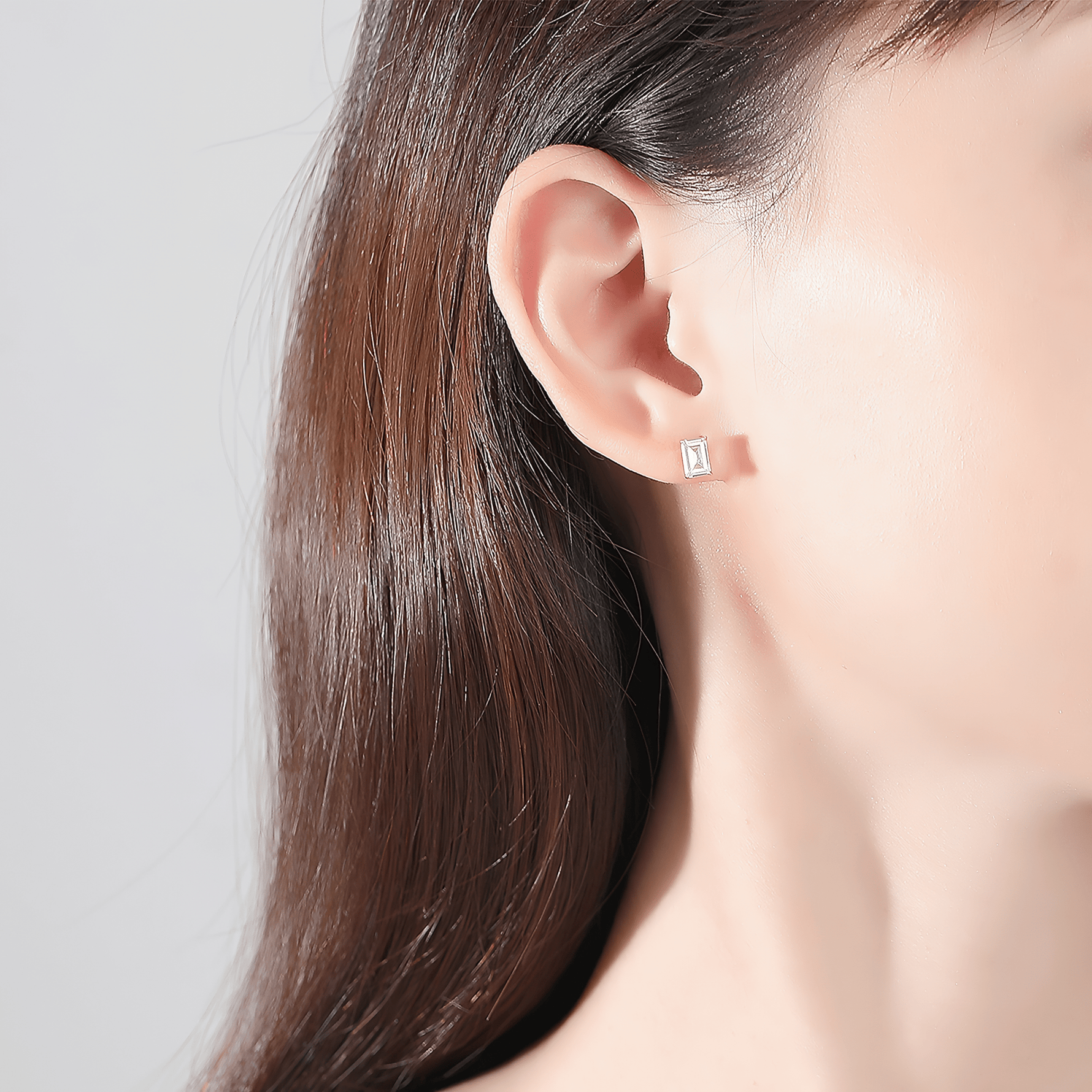 Orecchini a bottone con zirconi taglio smeraldo in argento sterling con griffe dorate - NAFALUXE