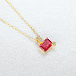 Collana con ciondolo in argento sterling placcato oro con smeraldo e rubino rosso taglio CZ - NAFALUXE