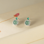 Orecchini a bottone con pietra "occhio di gatto" verde e castone a corona in zirconi, in argento sterling - NAFALUXE