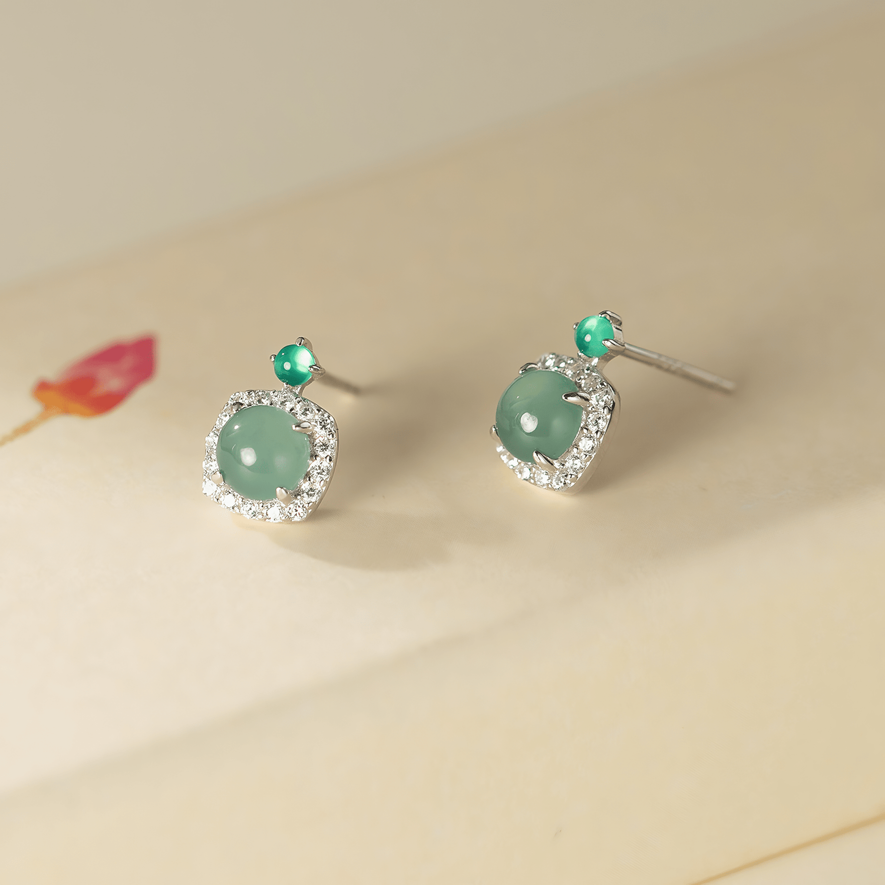 Orecchini a bottone con pietra "occhio di gatto" verde e castone a corona in zirconi, in argento sterling - NAFALUXE