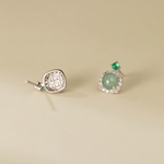 Orecchini a bottone con pietra "occhio di gatto" verde e castone a corona in zirconi, in argento sterling - NAFALUXE