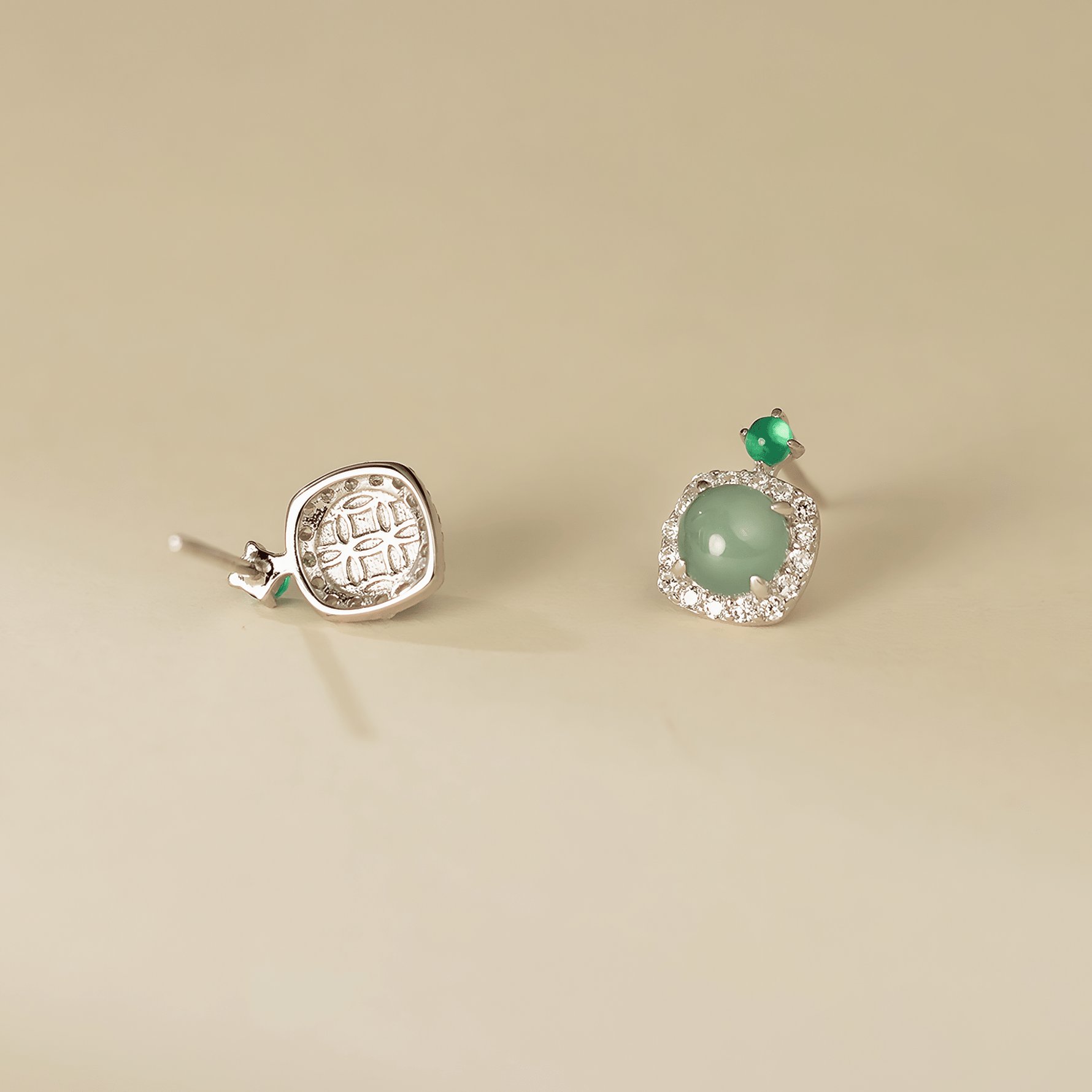 Orecchini a bottone con pietra "occhio di gatto" verde e castone a corona in zirconi, in argento sterling - NAFALUXE