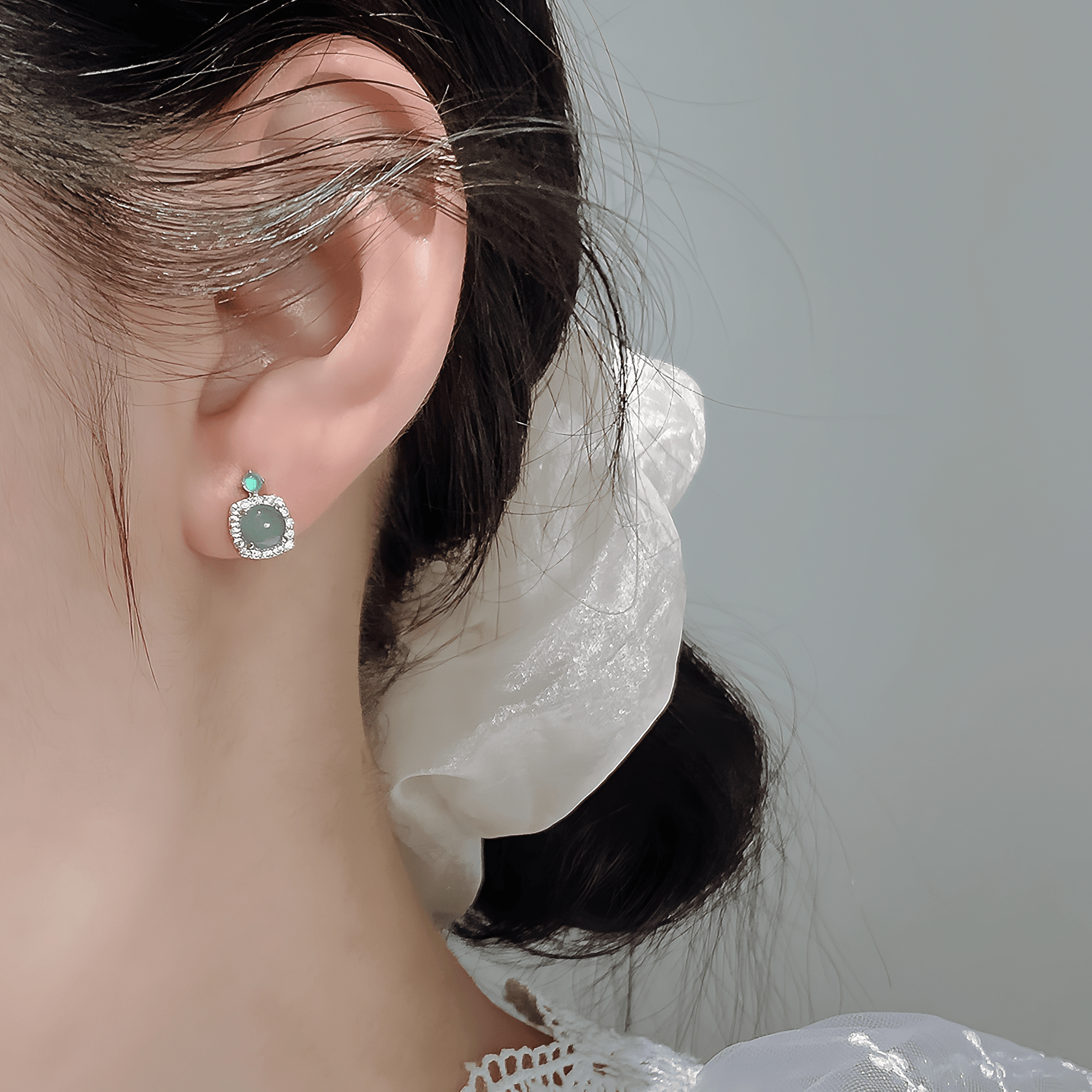 Orecchini a bottone con pietra "occhio di gatto" verde e castone a corona in zirconi, in argento sterling - NAFALUXE