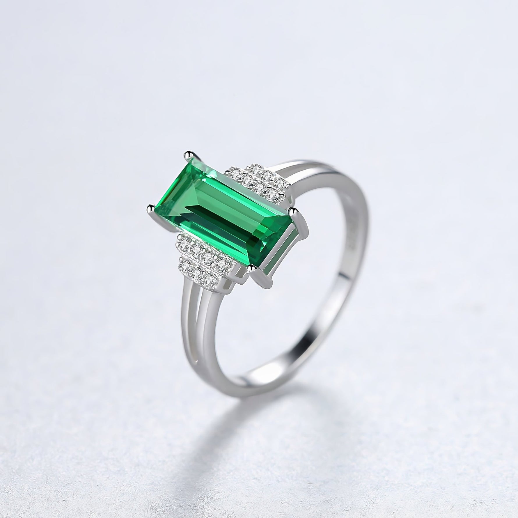 Bague en argent sterling rehaussée de zircone cubique verte - NAFALUXE