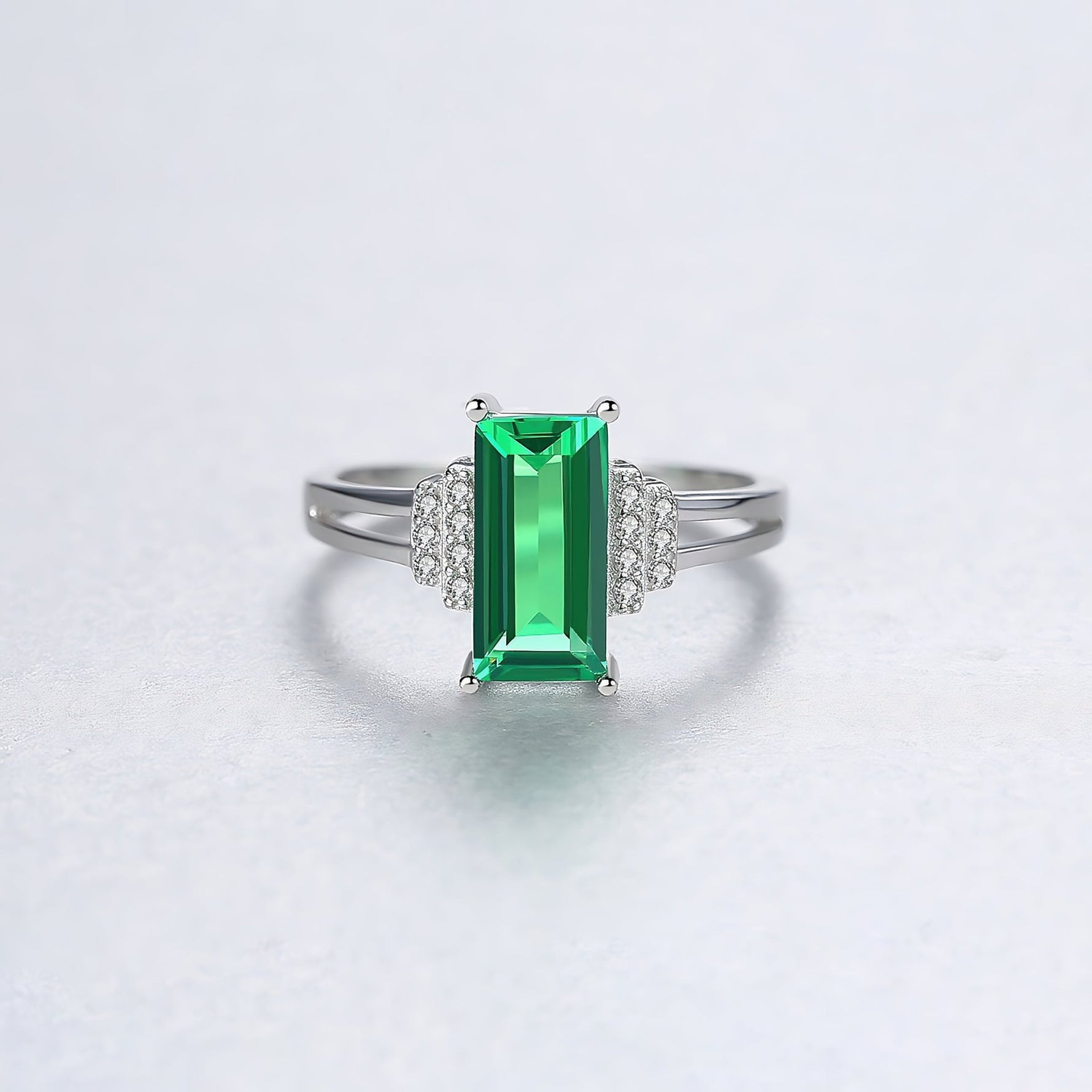 Bague en argent sterling rehaussée de zircone cubique verte - NAFALUXE
