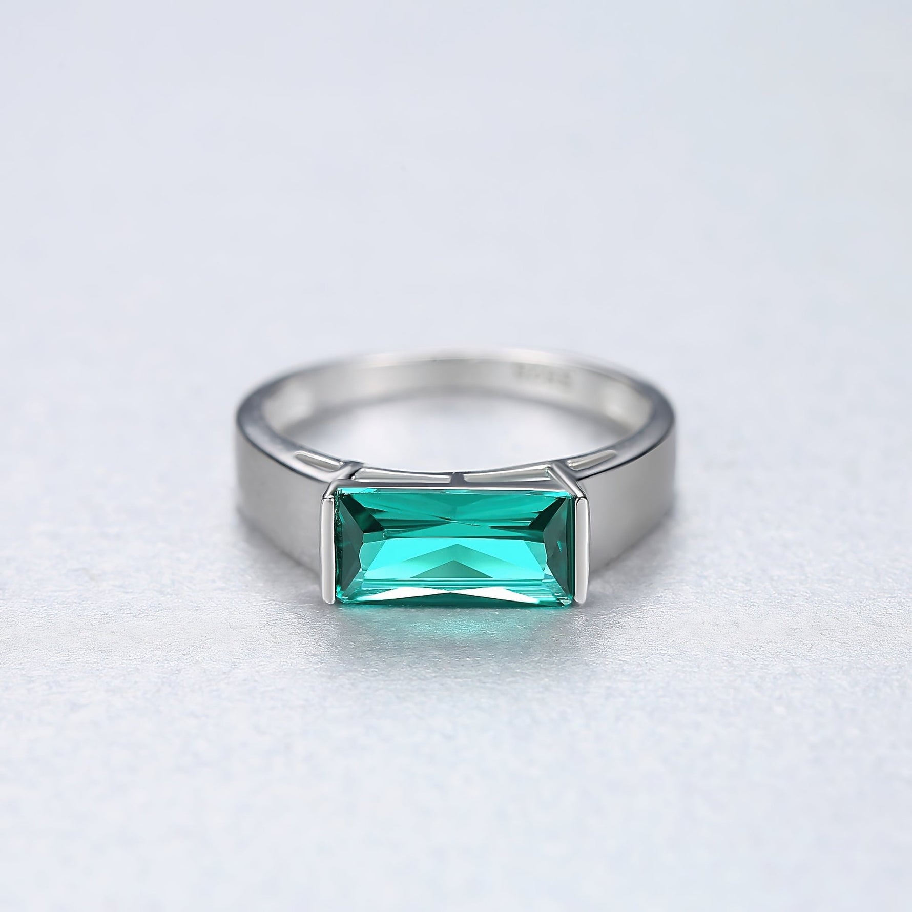 Bague rectangulaire en argent sterling avec zircone cubique verte - NAFALUXE
