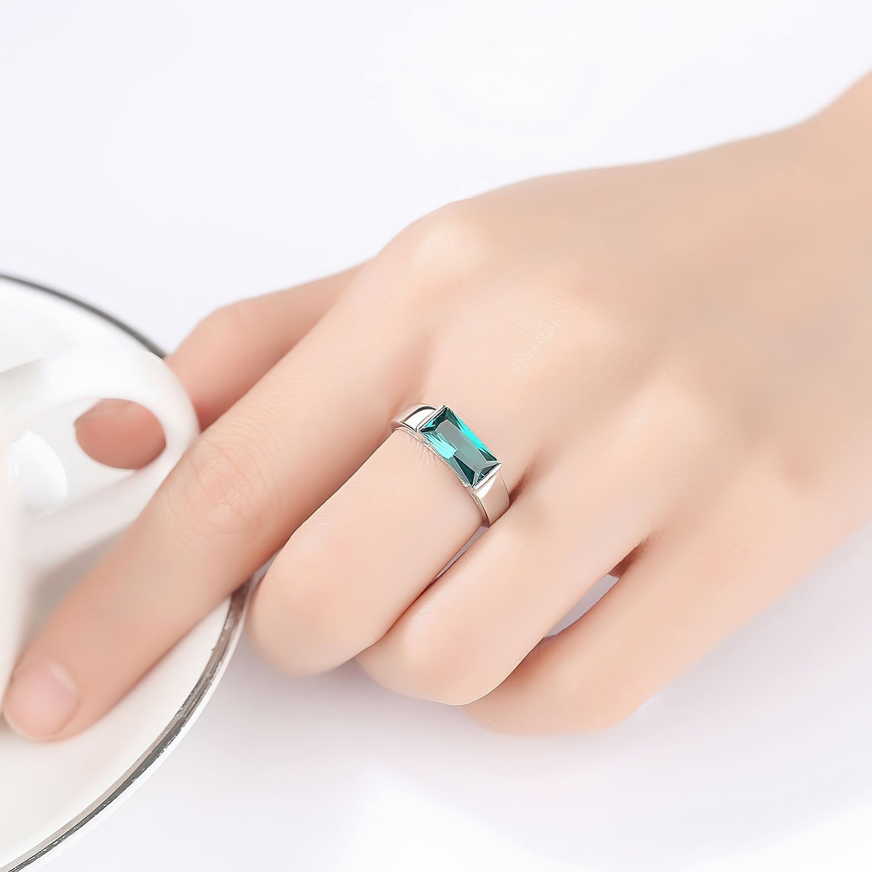 Bague rectangulaire en argent sterling avec zircone cubique verte - NAFALUXE