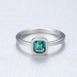 Bague carrée en argent sterling avec zircone cubique verte - NAFALUXE