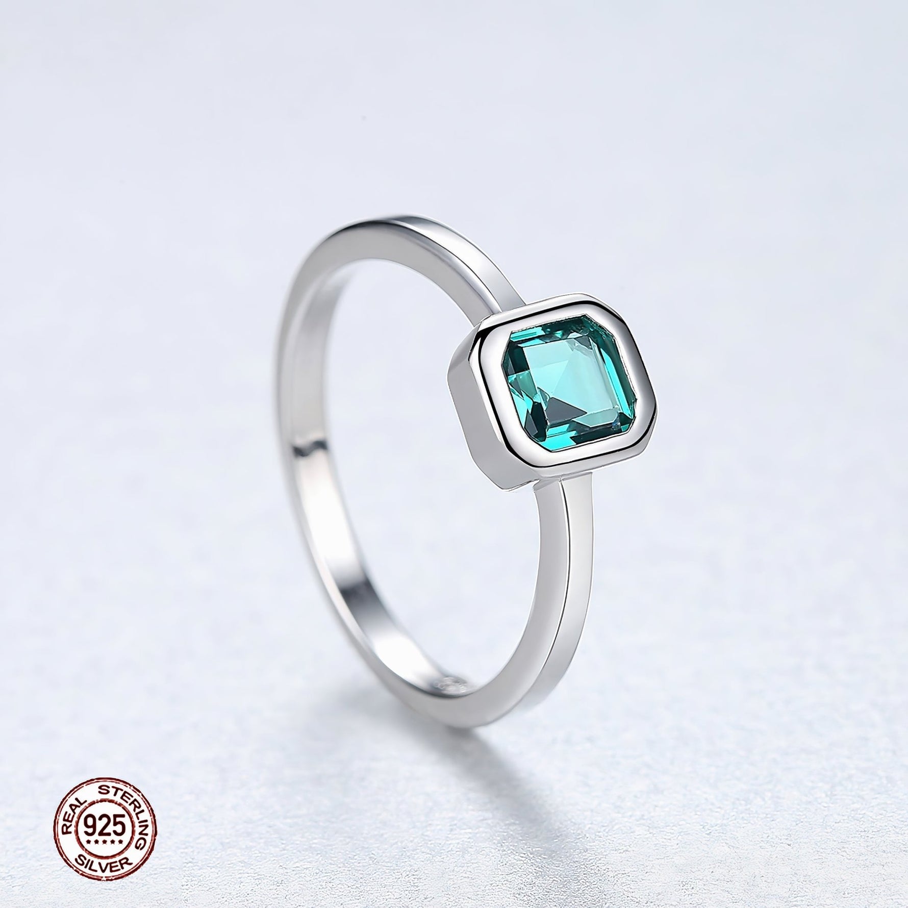 Bague carrée en argent sterling avec zircone cubique verte - NAFALUXE