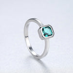 Bague carrée en argent sterling avec zircone cubique verte - NAFALUXE