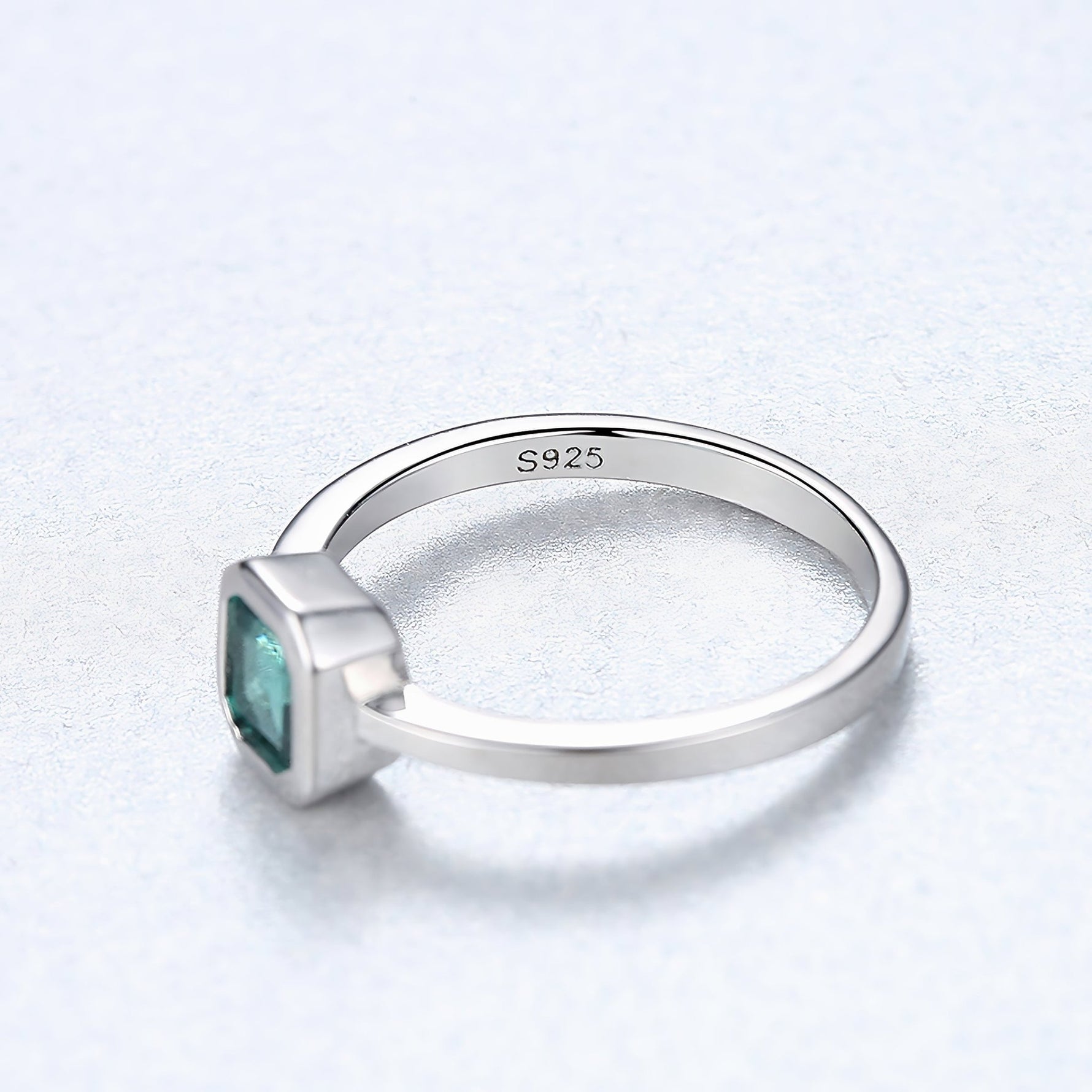 Bague carrée en argent sterling avec zircone cubique verte - NAFALUXE