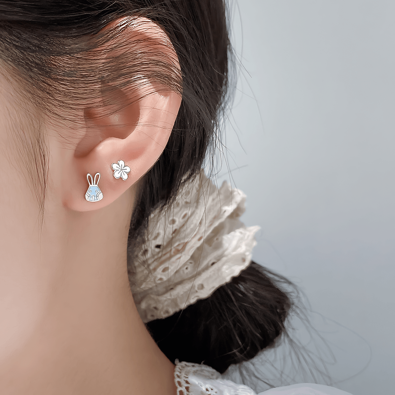 Titolo: Orecchini a bottone Bunny & Blossom per bambini – Argento sterling 925 - NAFALUXE