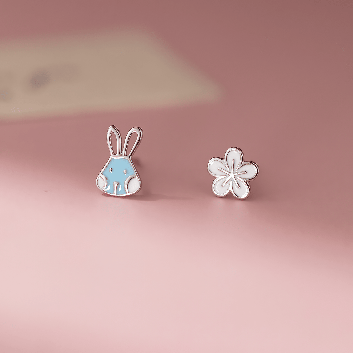 Titolo: Orecchini a bottone Bunny & Blossom per bambini – Argento sterling 925 - NAFALUXE