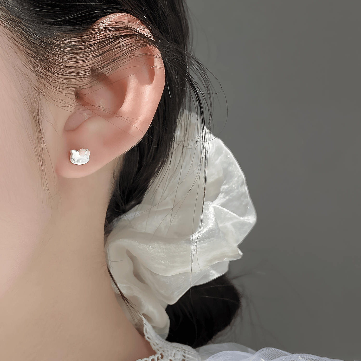 Titolo: Orecchini a bottone con fiocco a forma di gattino – Argento sterling 925 - NAFALUXE